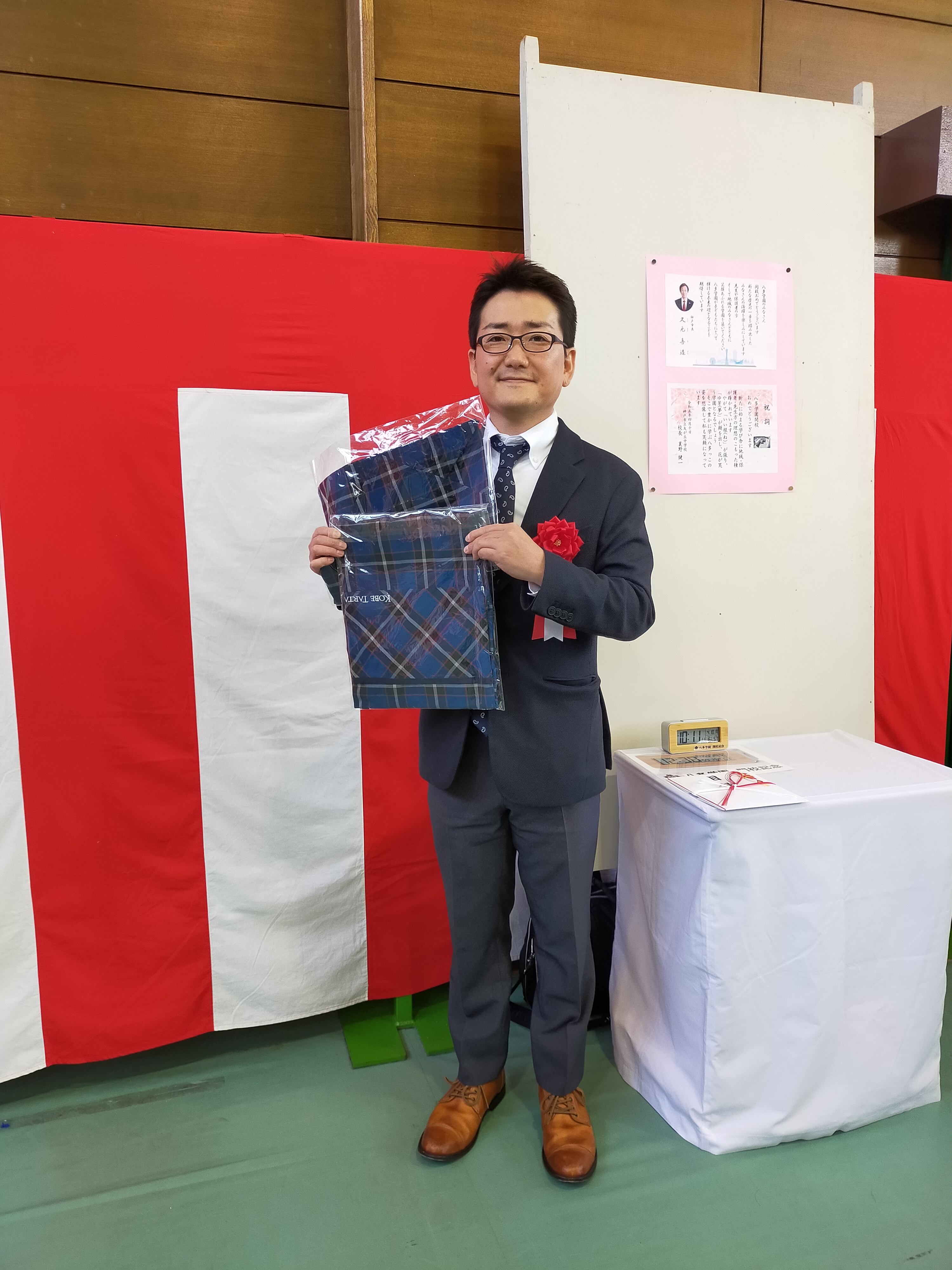 贈呈した神戸タータン柄のエプロンと三角巾